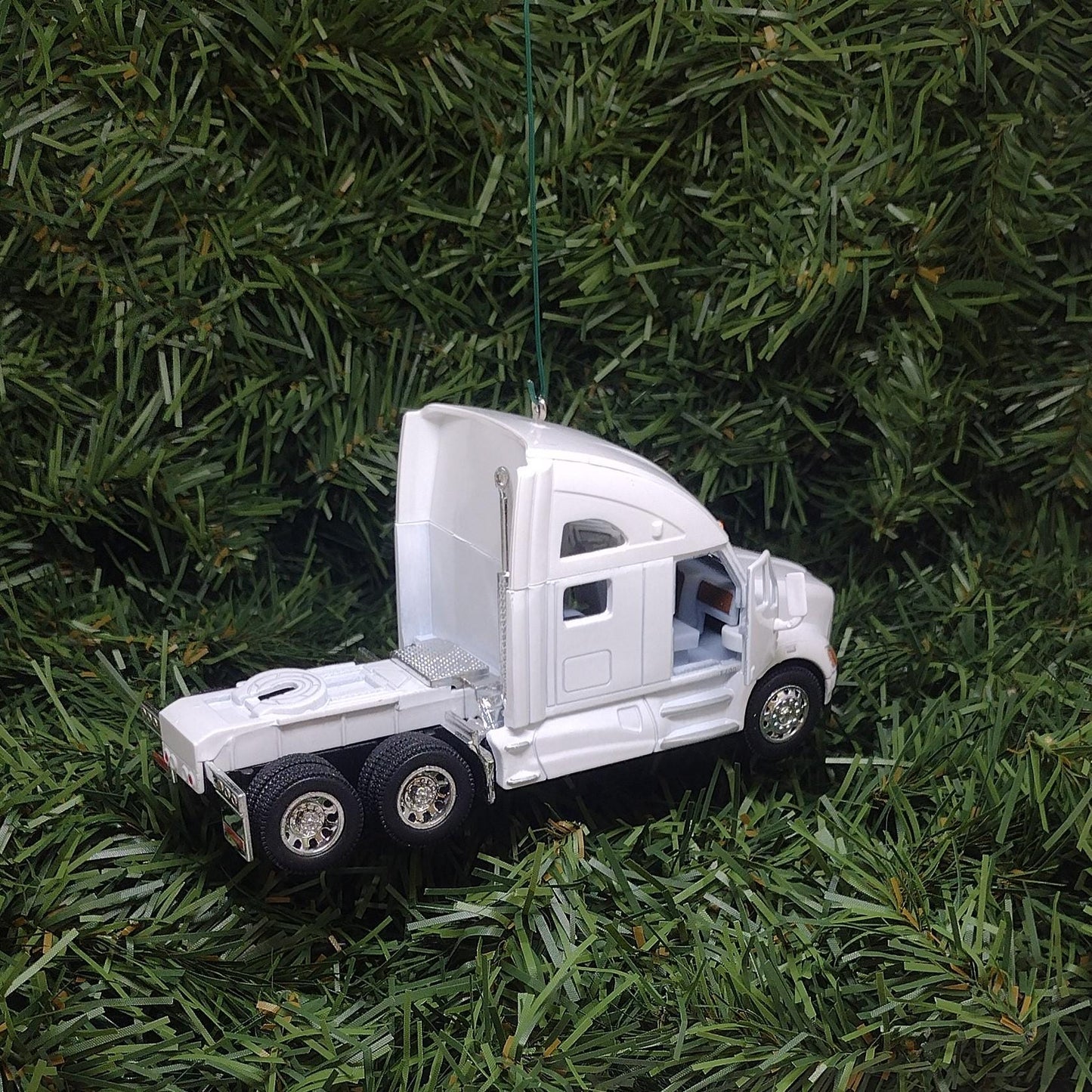 Kenworth Big Rig Ornament Christmas Gift Idea Xmas tree Decoration 5 inches Semi Tractor T-700 White